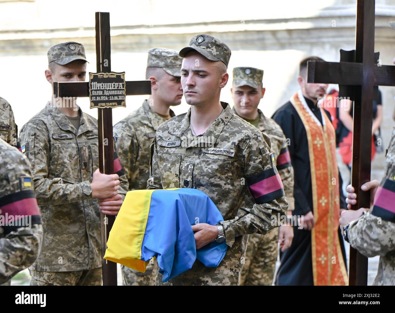 LVIV, UKRAINE - 13 JUILLET 2024 - Un militaire porte les cendres de sotnyk de l'Armée insurrectionnelle ukrainienne (UPA) Yevhen Shtendera, décédé au Canada le 23 août 2022, à Lviv, dans l'ouest de l'Ukraine. Banque D'Images