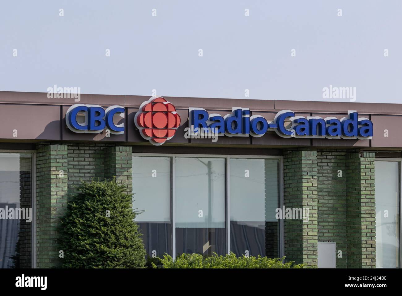 Windsor, ont - 12 juillet 2024 : bureaux et émetteur de Radio-Canada de CBC. CBC Radio est l'exploitation radiophonique de langue anglaise de Canadian Broadcasting. Banque D'Images