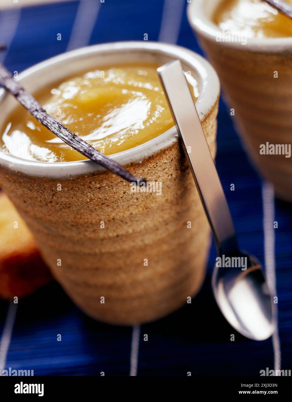 Poires mijotées aromatisées au thé à la vanille Banque D'Images