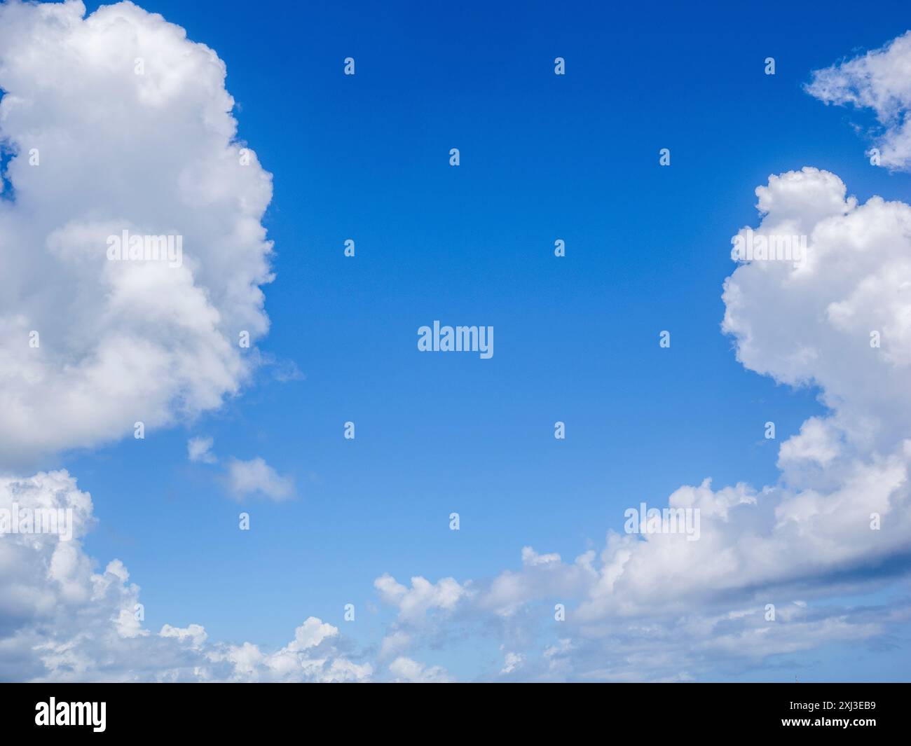 Les nuages blancs dans un ciel bleu Banque D'Images