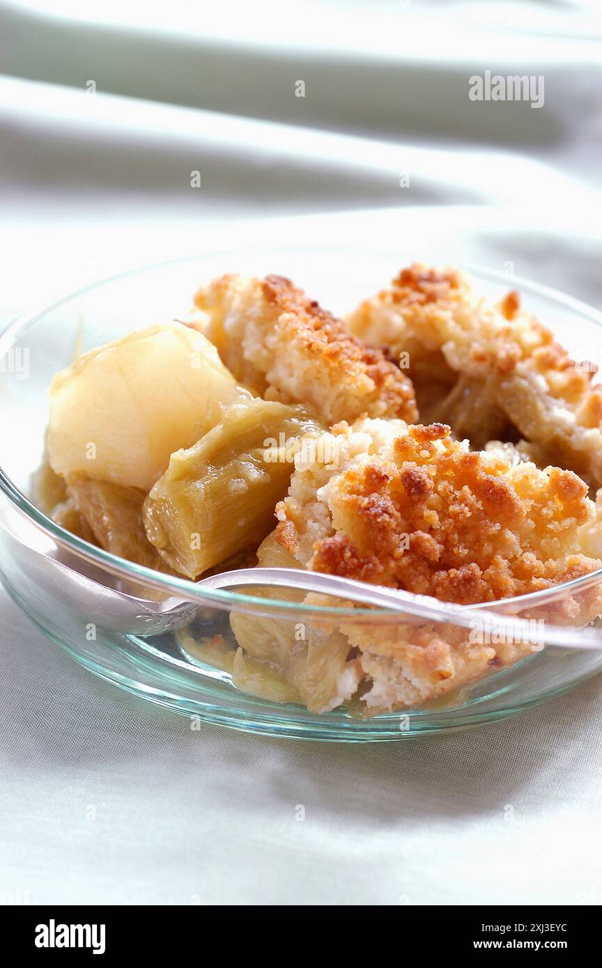 crumble aux pommes et à la rhubarbe (sujet : crumble) Banque D'Images