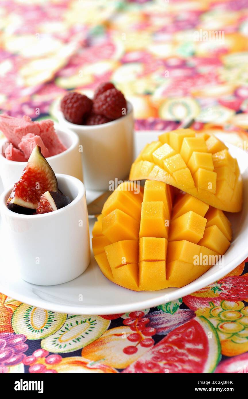 Mangue, framboises, glace à la fraise, figue Banque D'Images