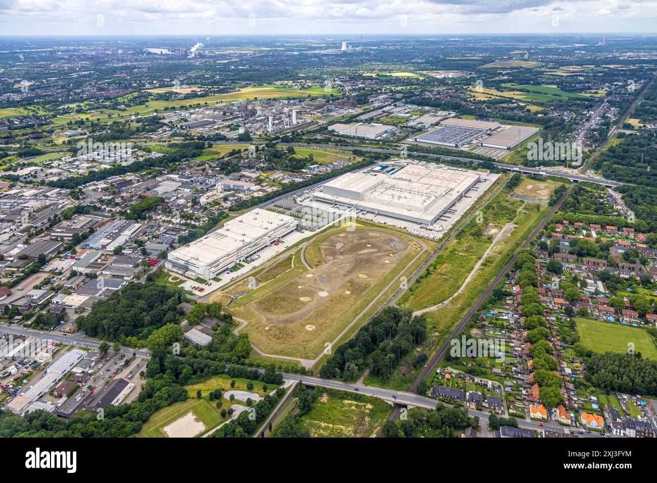 Luftbild, Gewerbegebiet Schwarze Heide, Edeka Zentrallager Logistikzentrum, an der Autobahn A3, Baustelle und Picnic E-Food-Lager, Goldammerweg, hinten der SEGRO Logistics Park mit Logistikzentrum Geodis, SEGRO und Lekkerland, Waldteich, Oberhausen, Ruhrgebiet, Nordrhein-Westfalen, Deutschland ACHTUNGxMINDESTHONORARx60xEURO *** vue aérienne, zone industrielle Schwarze Heide, centre logistique d'entrepôt central Edeka, sur l'autoroute A3, chantier et entrepôt de pique-nique E alimentaire, Goldammerweg, derrière le parc logistique SEGRO avec le centre logistique Geodis, SEGRO et Lekkerland, Waldteich, Oberha Banque D'Images