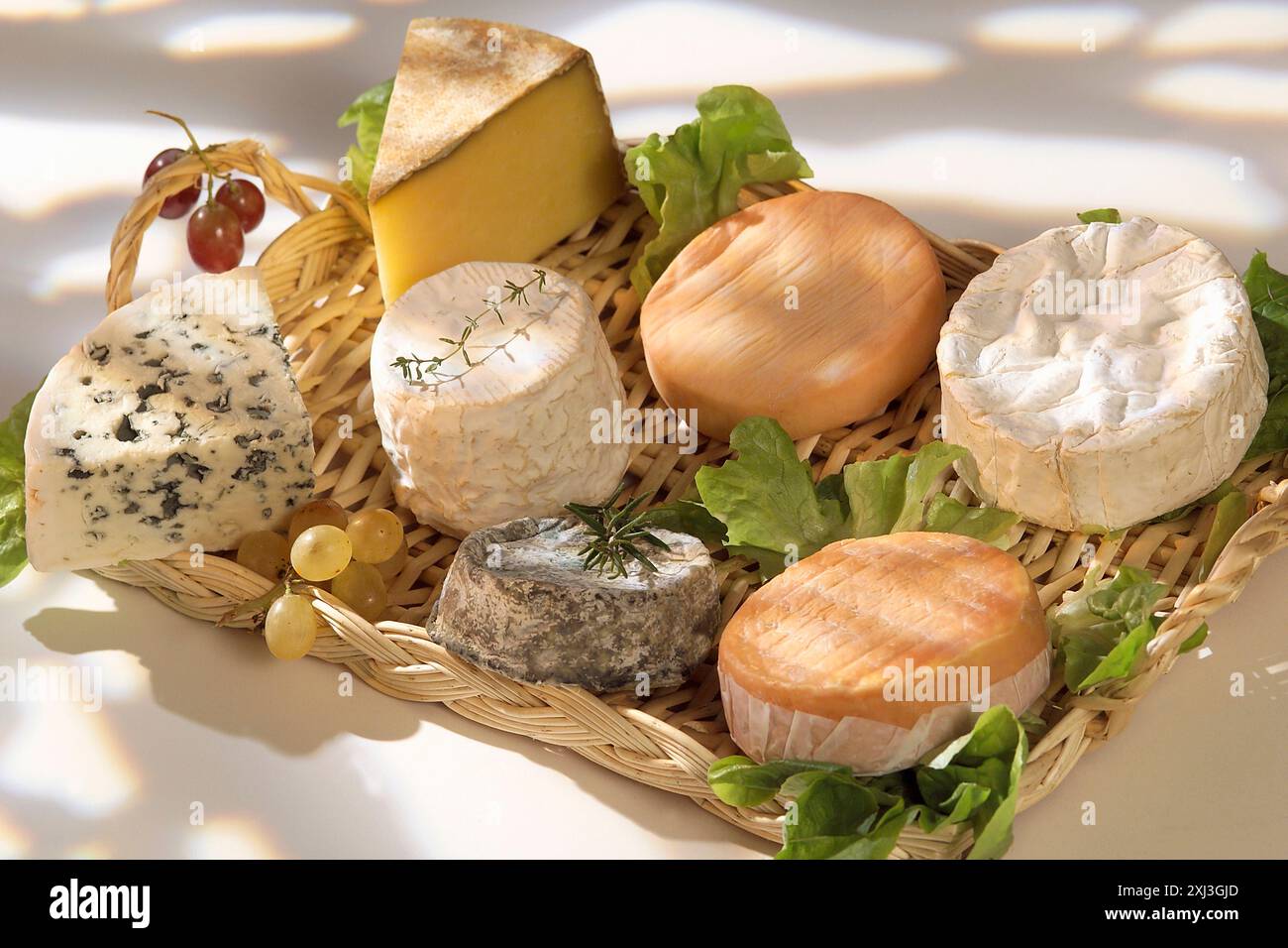 planche à fromage avec fromages français Banque D'Images
