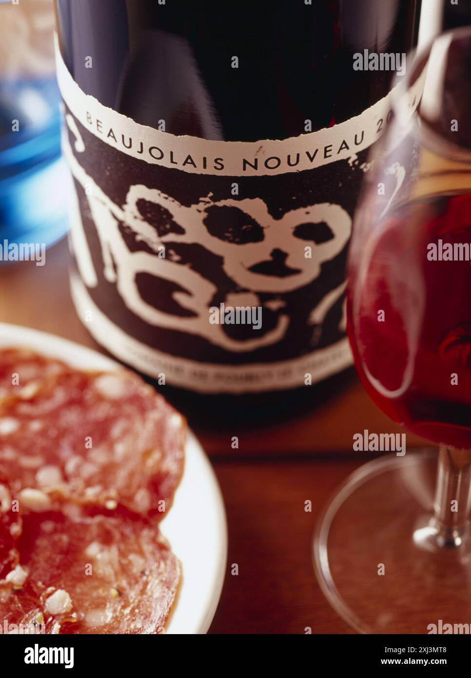 Saucisson et Beaujolais nouveau Banque D'Images