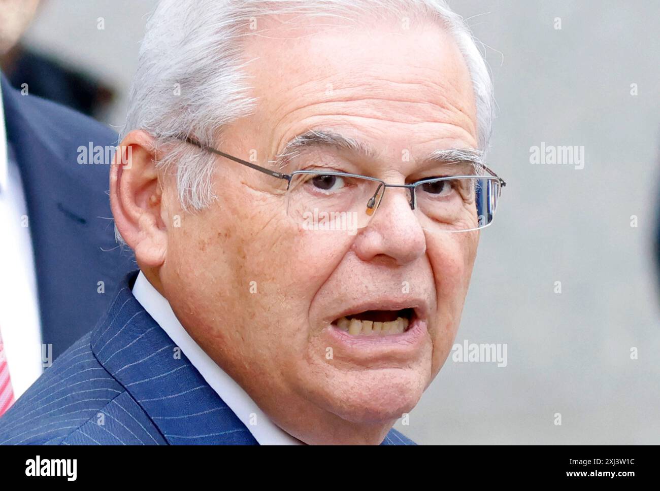 New York, États-Unis. 16 juillet 2024. Le sénateur américain Bob Menendez (d-NJ) parle à la presse quand il sort de Manhattan Federal après avoir été reconnu coupable de toutes les charges dans son procès fédéral de corruption le mardi 16 juillet 2024 à New York City. Menéndez et son épouse Nadine sont accusés d'avoir pris des pots-de-vin de lingots d'or, une voiture de luxe et de l'argent liquide en échange de l'utilisation de la position de Menéndez pour aider le gouvernement égyptien et d'autres actes de corruption selon un acte d'accusation. Photo de John Angelillo/UPI crédit : UPI/Alamy Live News Banque D'Images