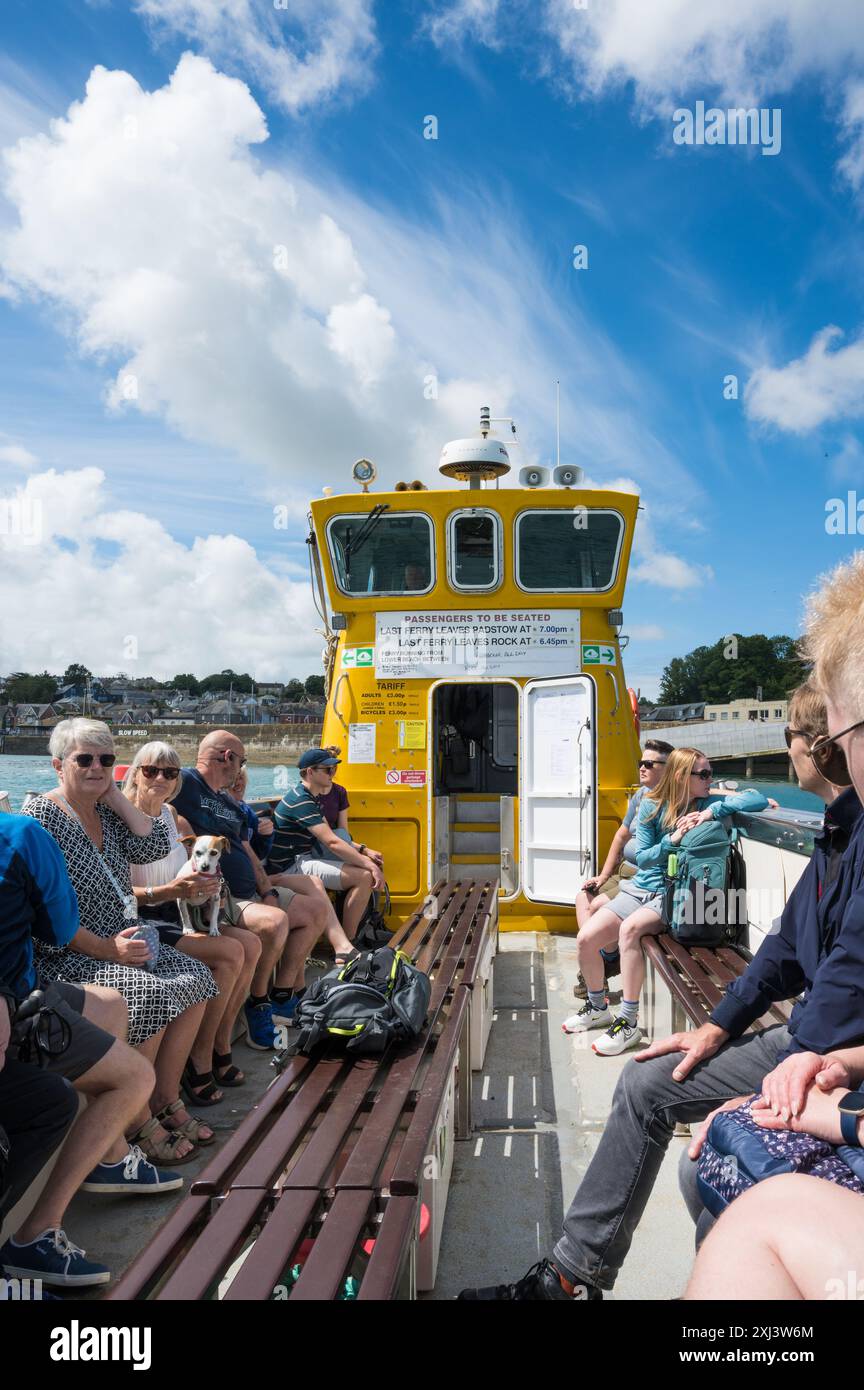 Les vacanciers par une journée d'été ensoleillée profitent d'une traversée de l'estuaire de la rivière Camel sur le service de ferry Padstow à Rock Cornwall Angleterre Royaume-Uni Banque D'Images