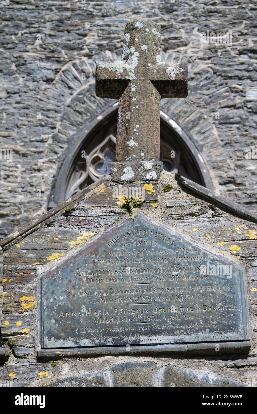 Monument commémoratif en croix de pierre aux membres de la famille Prideaux brune trouvé dans le domaine de Prideaux place et érigé sur l'église St Petroc Padstow Cornwall UK Banque D'Images