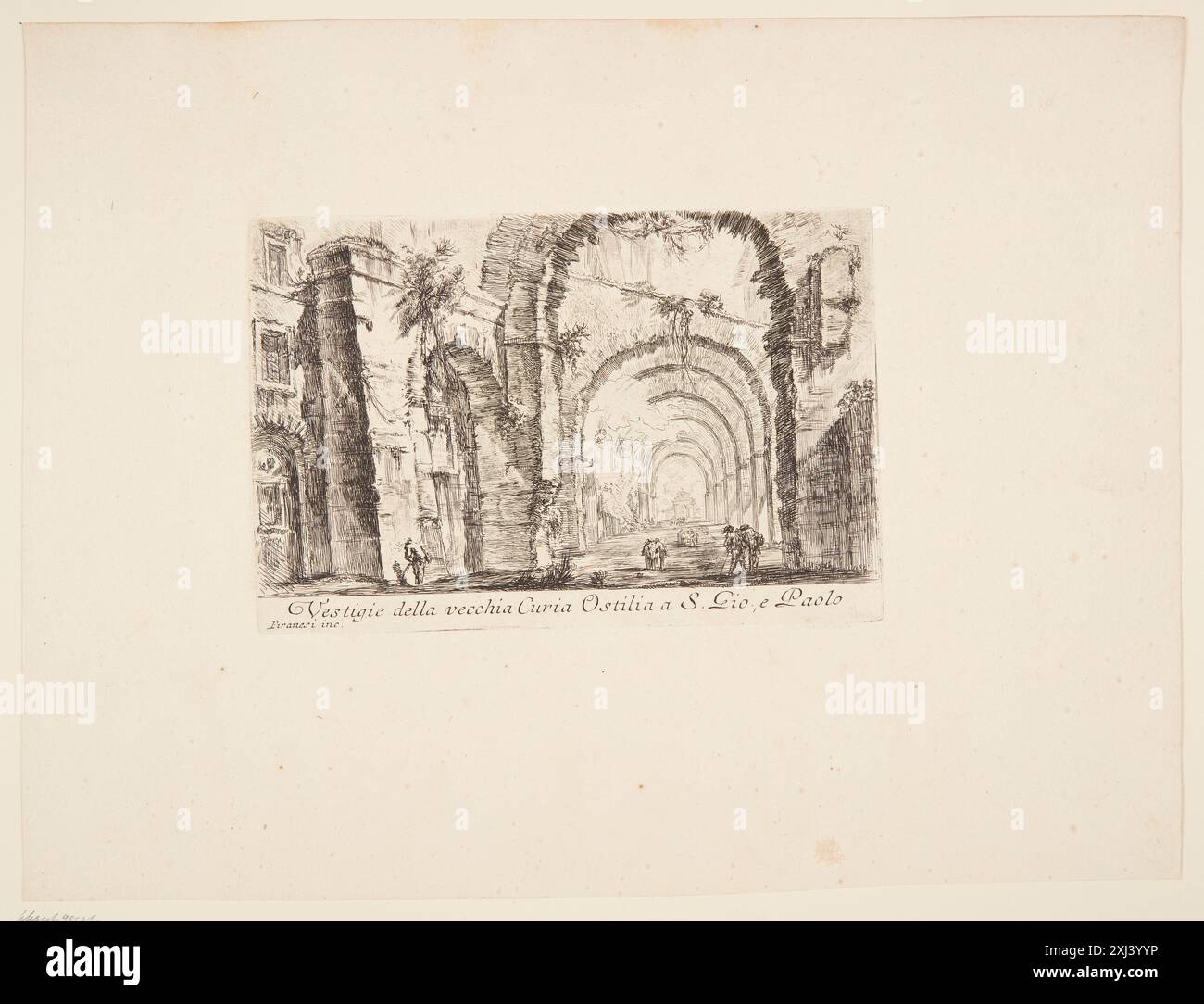 Gravure de Giovanni Battista Piranesi (1720-1778) représentant les ruines de l'ancienne maison sénatoriale d'Hostilius près de l'église de Saint Jean et Saint Paul à Rome, montrant les vestiges structurels et la composition architecturale. Banque D'Images