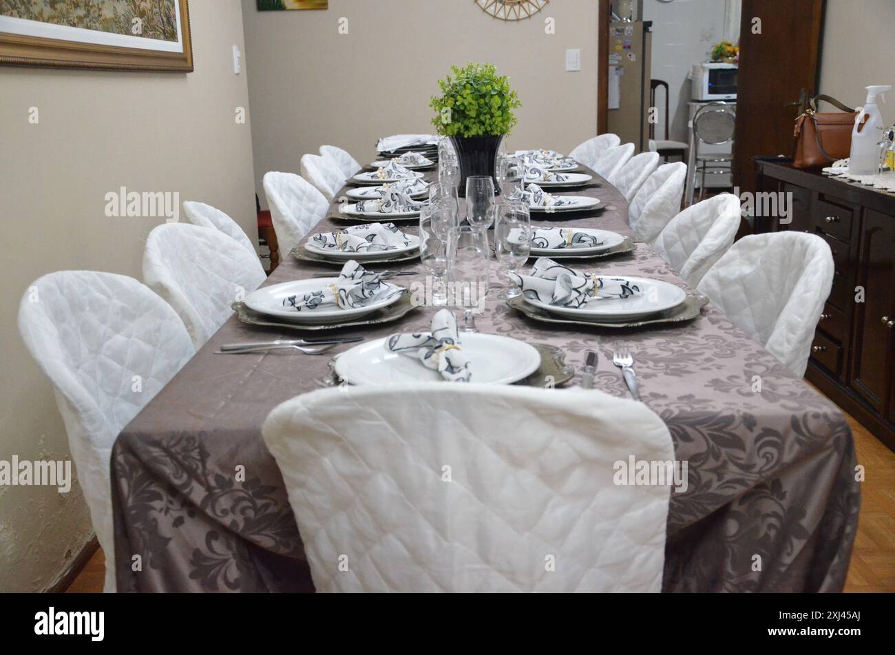 Table de dîner fantaisie dans la salle à manger, table préparée pour la célébration à la maison, longue table à manger, événement à l'intérieur, occasion spéciale Banque D'Images