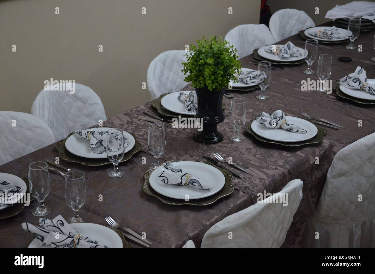 Vue de dessus de table à dîner élégante dans la salle à manger, table préparée pour la célébration à la maison, longue table à manger, événement à l'intérieur, occasion spéciale Banque D'Images