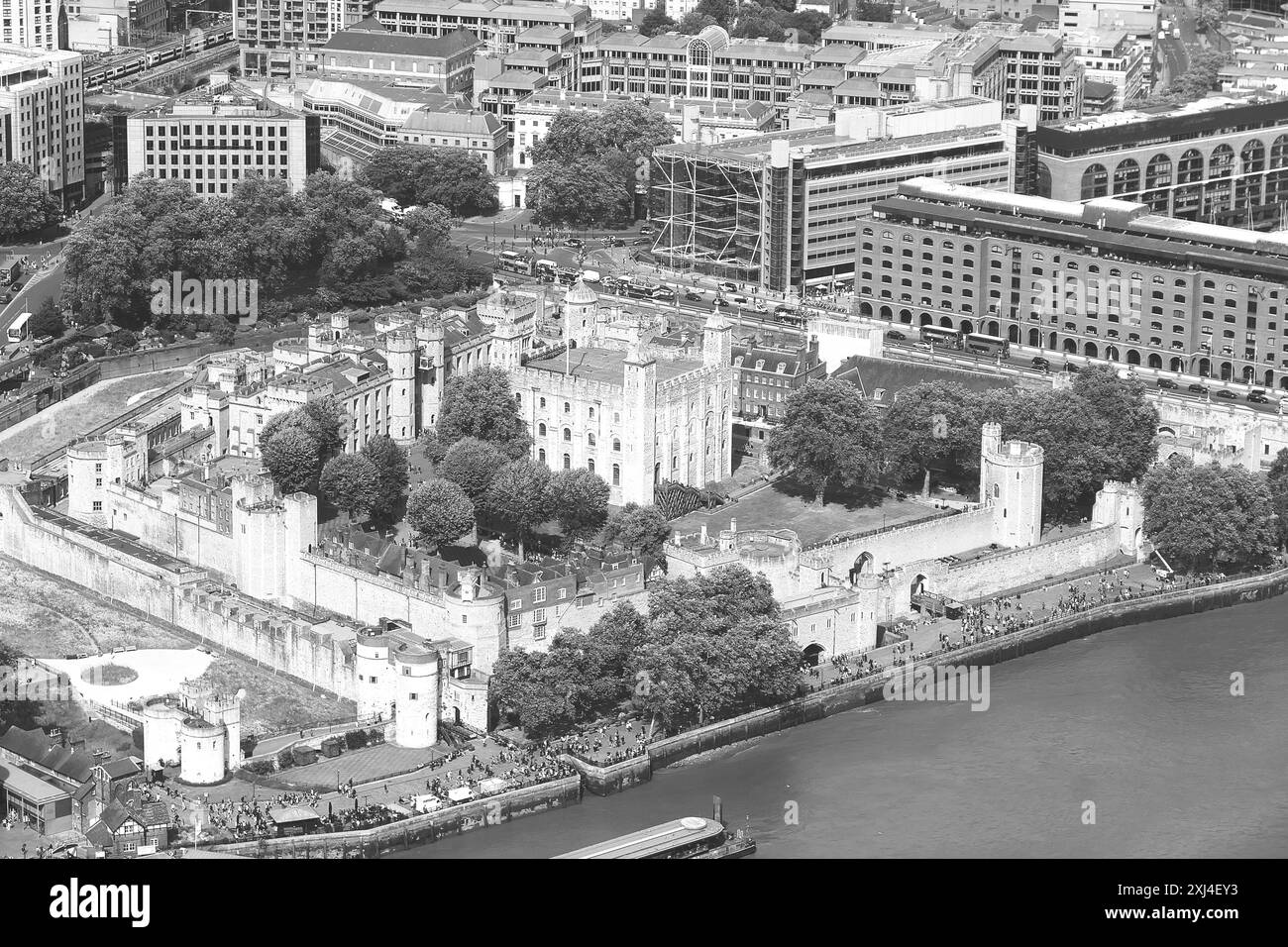 Shard le grand bâtiment en éclats London Bridge dominent la façade bâtiment panoramique ville élégante touristes visitent les gratte-ciel conçus pour le célèbre Londres Banque D'Images