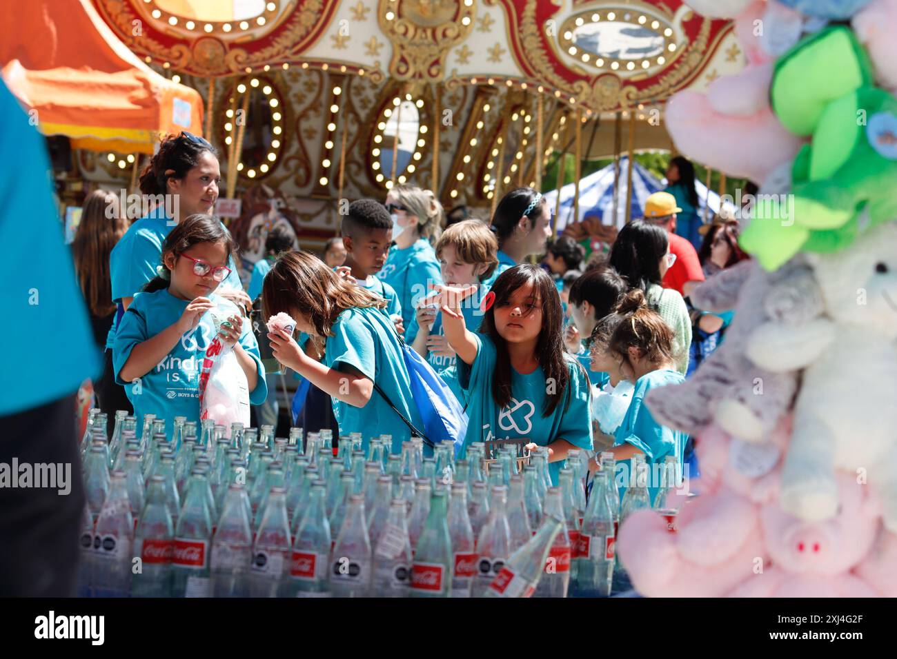 Les enfants jouent à un jeu de lancer de bague au 3e Carnaval annuel de la gentillesse au Pierce College le 27 avril 2024. Photo de Raquel G. Frohlich. Banque D'Images