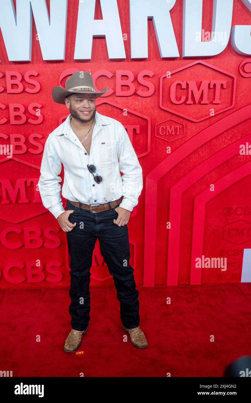 TYLER BRYANT marche sur le tapis rouge et pose pour des photographies avant le spectacle des CMT Music Awards au Moody Center d'Austin le 6 avril 2024. Banque D'Images