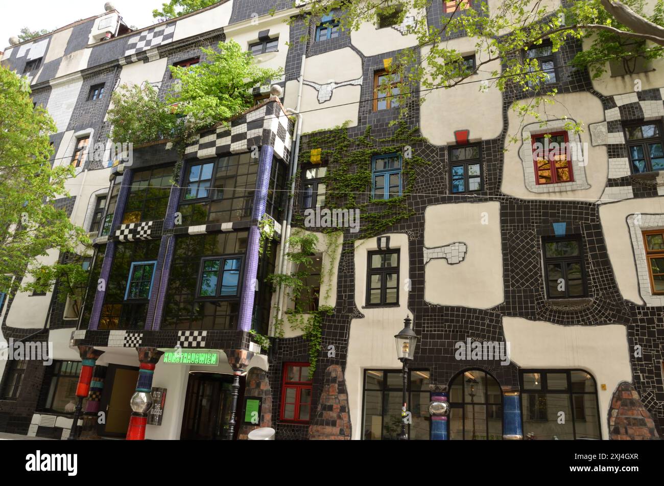 La façade de la Kunst Haus Wien (la maison d'art de Vienne), qui abrite le musée Hundertwasser, à Vienne, Autriche Banque D'Images