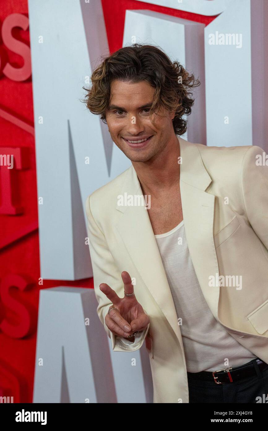 CHASE STOKES marche sur le tapis rouge et pose pour des photographies avant le spectacle des CMT Music Awards au Moody Center d'Austin le 6 avril 2024. Banque D'Images