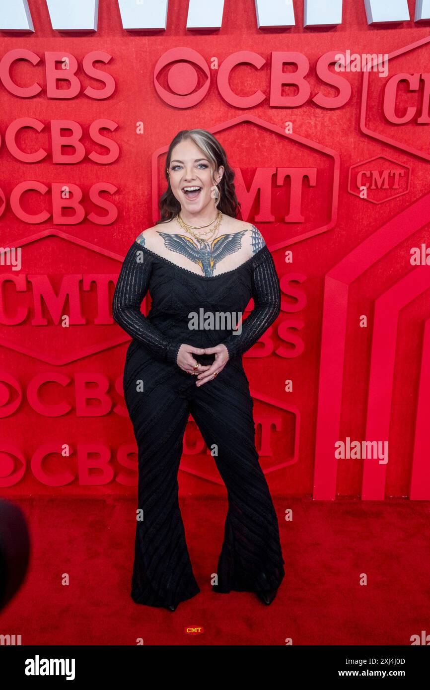 La chanteuse country ASHLEY MCBRYDE marche sur le tapis rouge et pose pour des photographies avant le spectacle des CMT Music Awards au Moody Center d'Austin le 6 avril 2024. Banque D'Images