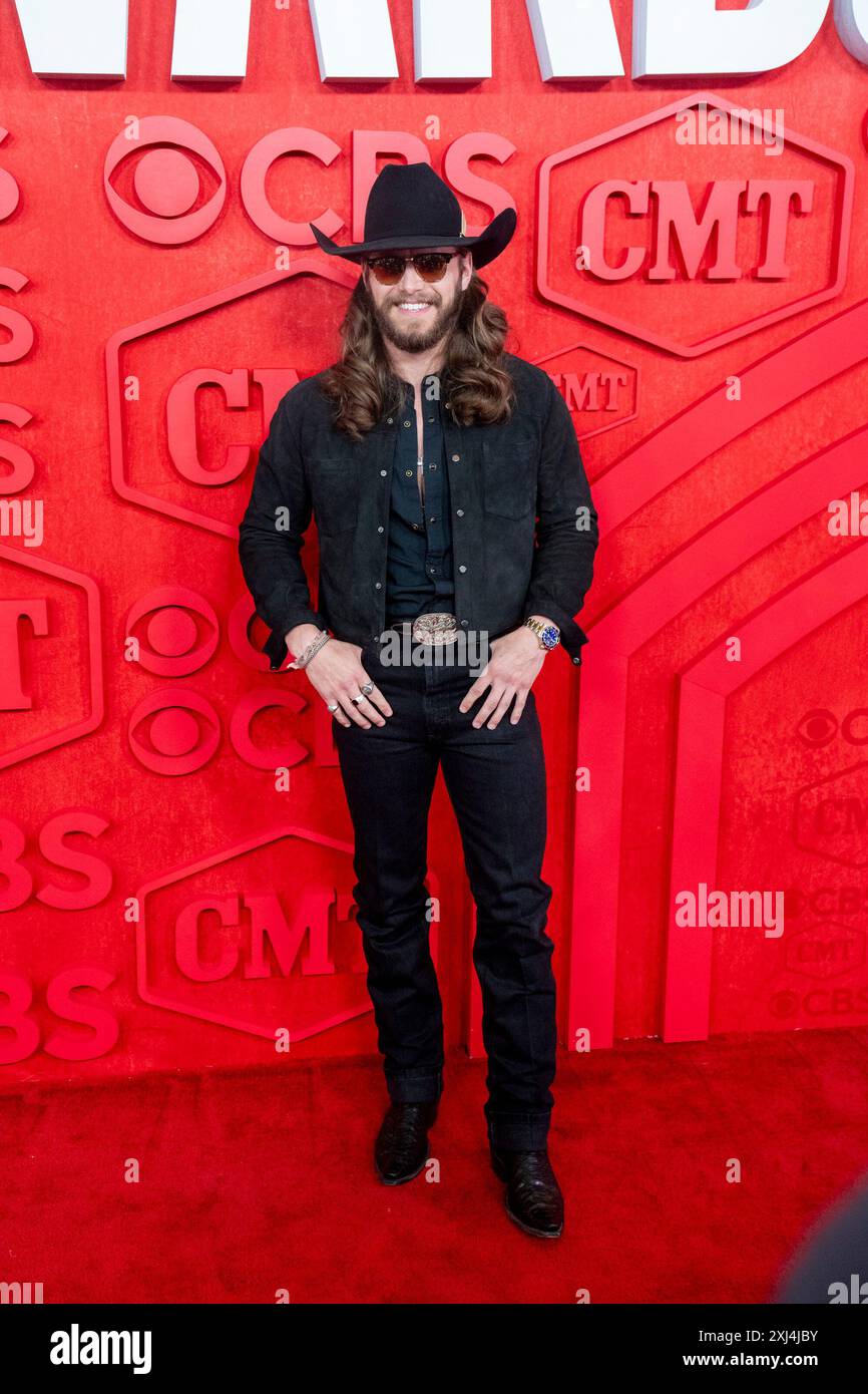 Le chanteur country WARREN ZEIDERS marche sur le tapis rouge et pose pour des photographies avant le spectacle des CMT Music Awards au Moody Center d'Austin le 6 avril 2024. Banque D'Images