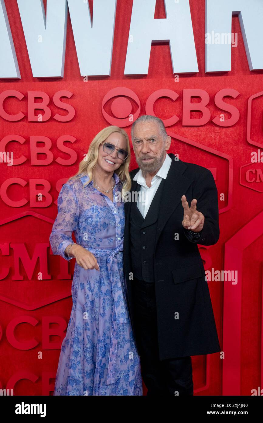 Les philanthropes JOHN PAUL DEJORIA et sa femme ELOISE Broady marchent sur le tapis rouge et posent pour des photographies avant le spectacle des CMT Music Awards au Moody Center d'Austin le 6 avril 2024. Banque D'Images