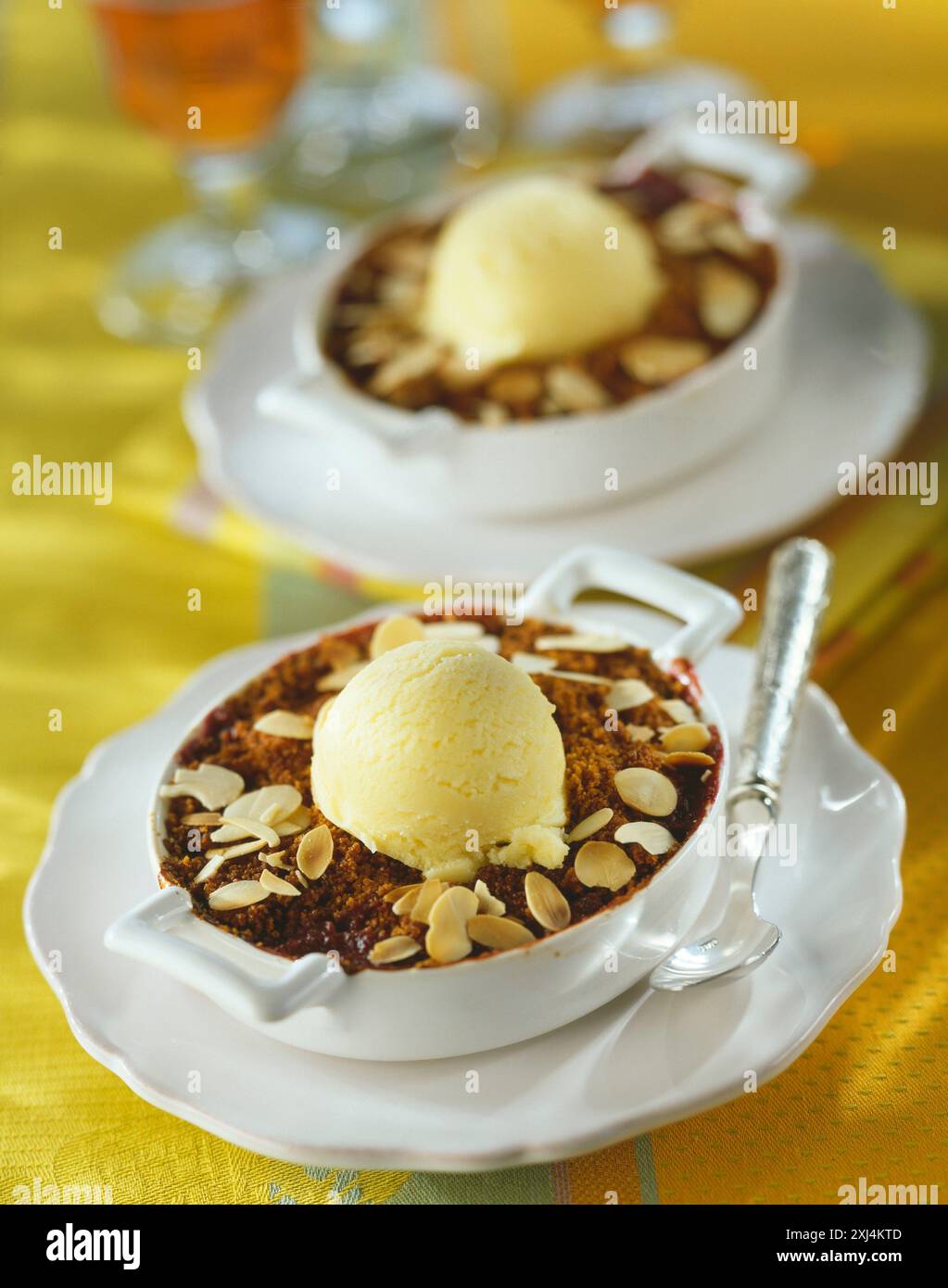 Crumble de prunes Quetsch et d'amandes finement tranchées avec de la glace aux amandes Banque D'Images