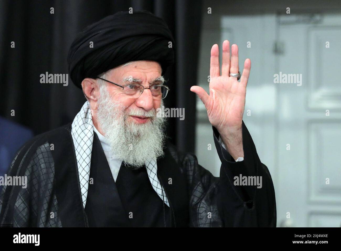 Téhéran, Iran. 16 juillet 2024. Le guide suprême iranien, l'ayatollah ALI KHAMENEI, fait des vagues pendant le rituel Ashoura, commémorant le martyre du VIIe siècle du petit-fils du prophète Mahomet, Hussein ibn Ali, dans la bataille de Karbala dans l'Irak actuel, à la Hussainiyah de l'Imam Khomeini à Téhéran. (Image de crédit : © Bureau du leader suprême iranien via ZUMA Press Wire) USAGE ÉDITORIAL SEULEMENT! Non destiné à UN USAGE commercial ! Banque D'Images