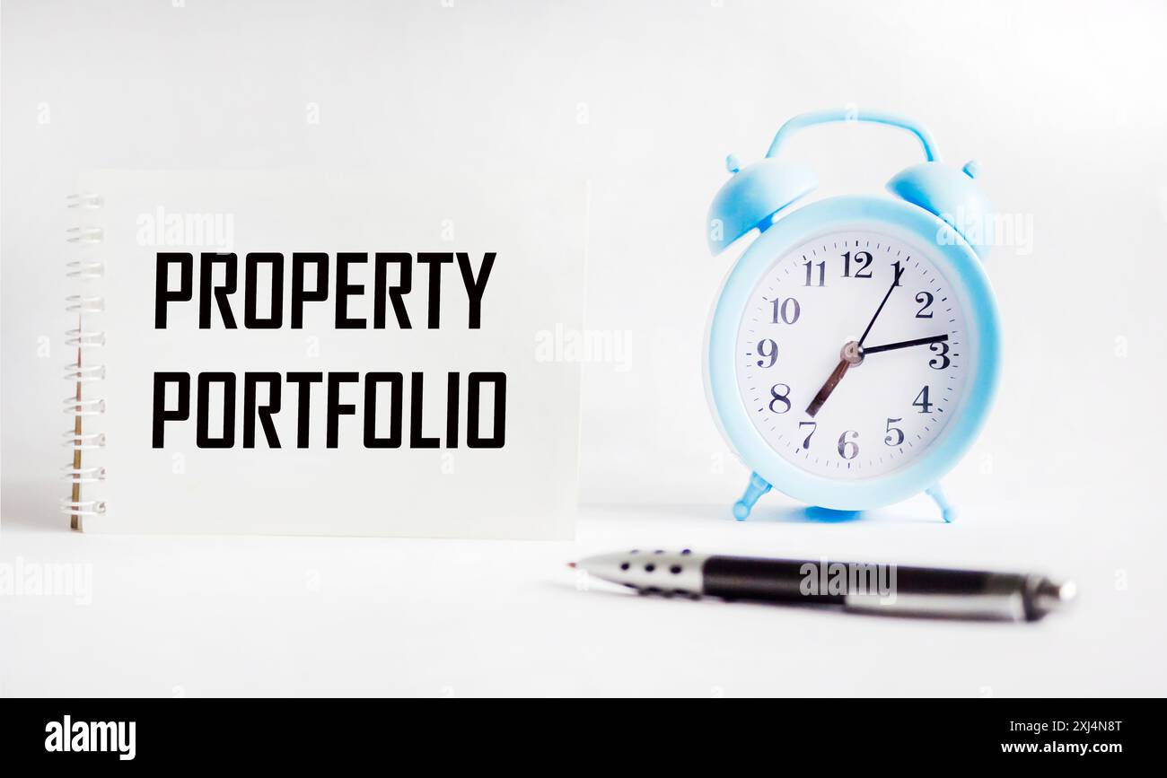 Symbole de portefeuille immobilier. Mots conceptuels portefeuille immobilier sur un bloc-notes. Stylo et montre noirs. Concept de portefeuille immobilier commercial. Banque D'Images