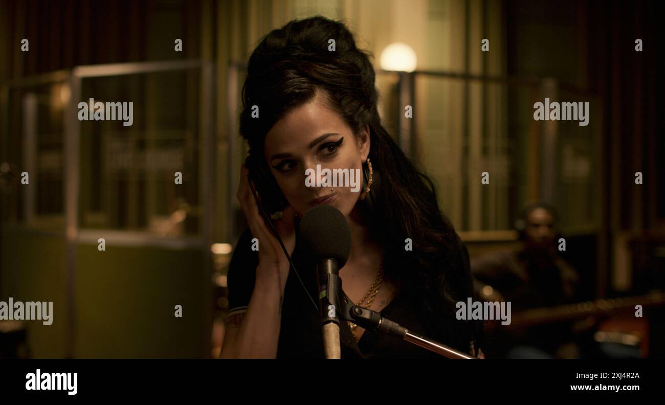Back to Black (2024) réalisé par Sam Taylor-Johnson et mettant en vedette Marisa Abela dans le rôle d'Amy Winehouse, dans ce biopic sur sa vie et sa musique. Publicité encore ***USAGE ÉDITORIAL SEULEMENT***. Crédit : fonctionnalités BFA / Focus Banque D'Images