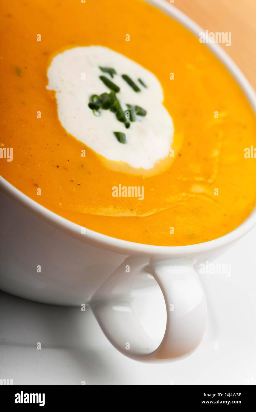 Soupe de citrouille dans une assiette de soupe blanche Banque D'Images