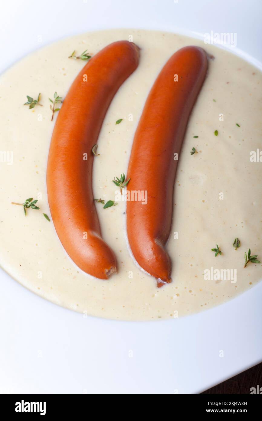 Soupe de pommes de terre avec saucisses de Vienne Banque D'Images