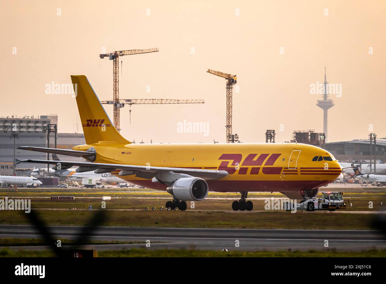 Avion cargo DHL, avion à l'aéroport de Fraport. Francfort-sur-le-main, Hesse, Allemagne Banque D'Images
