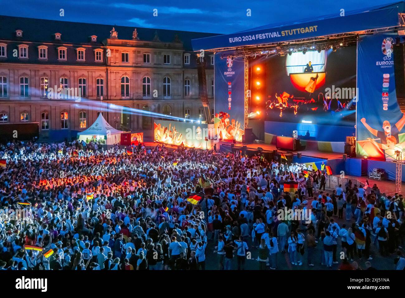 Vue publique au Neues Schloss à Stuttgart dans la soirée. 30, 000 personnes célèbrent l'équipe nationale allemande de football lors de l'européen Banque D'Images