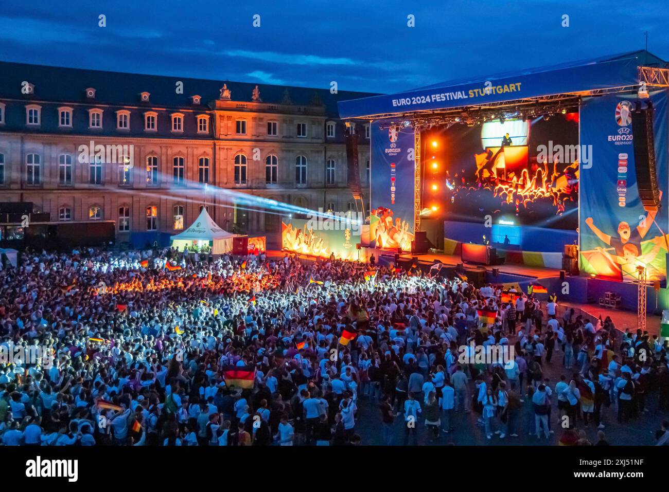 Vue publique au Neues Schloss à Stuttgart dans la soirée. 30, 000 personnes célèbrent l'équipe nationale allemande de football lors de l'européen Banque D'Images