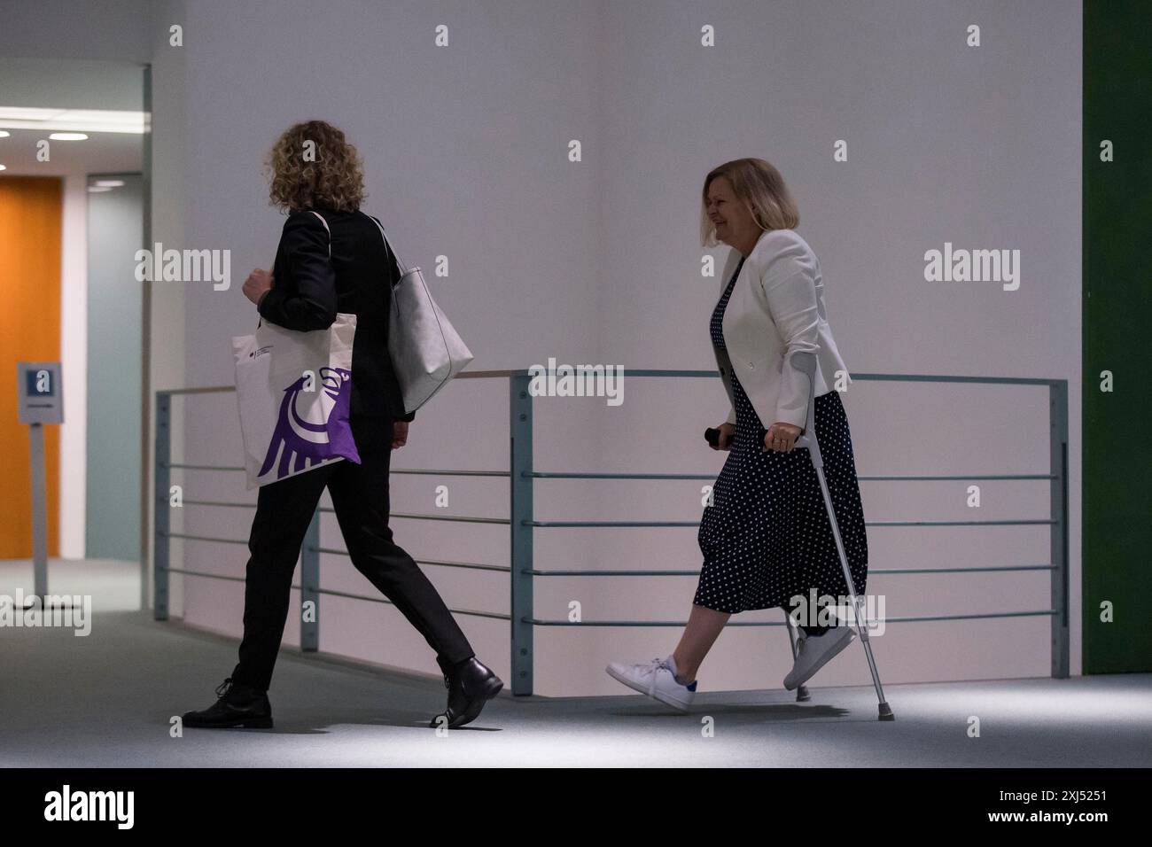 Nancy Faeser (ministre fédéral de l'intérieur et de l'intérieur de la République fédérale d'Allemagne, SPD) avec des aides à la marche après le Banque D'Images