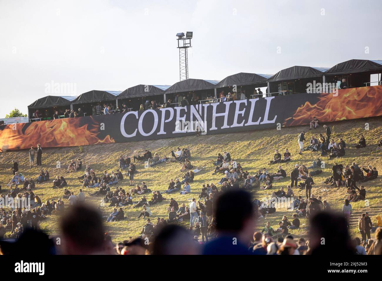 Copenhague, Danemark - 19 juin 2024 : festivaliers devant le logo au Festival du métal de Copenhague au Kloverparken Camping Copenhague, Danemark. Banque D'Images