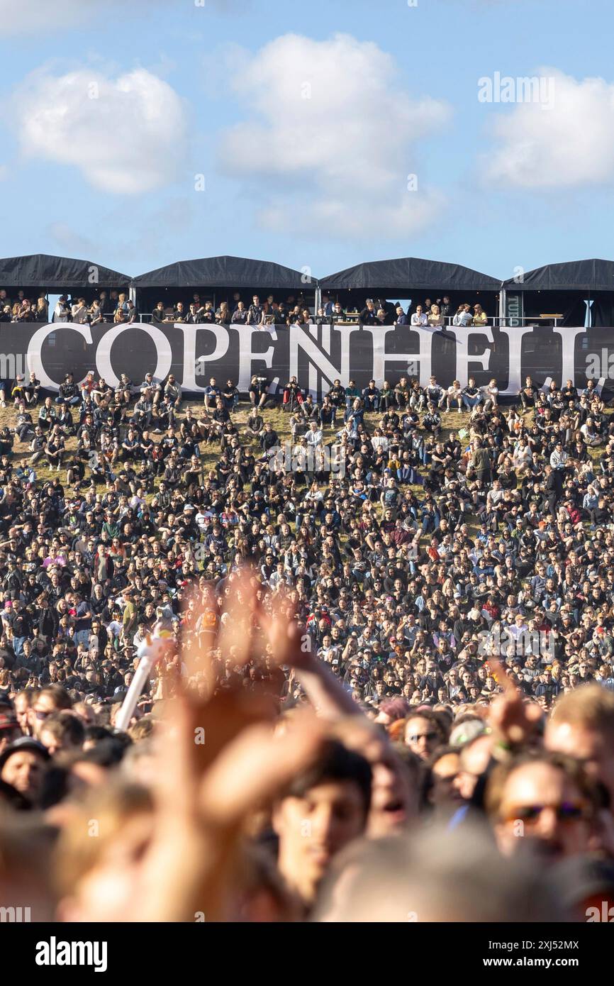 Copenhague, Danemark - 19 juin 2024 : festivaliers devant le logo au Festival du métal de Copenhague au Kloverparken Camping Copenhague, Danemark. Banque D'Images