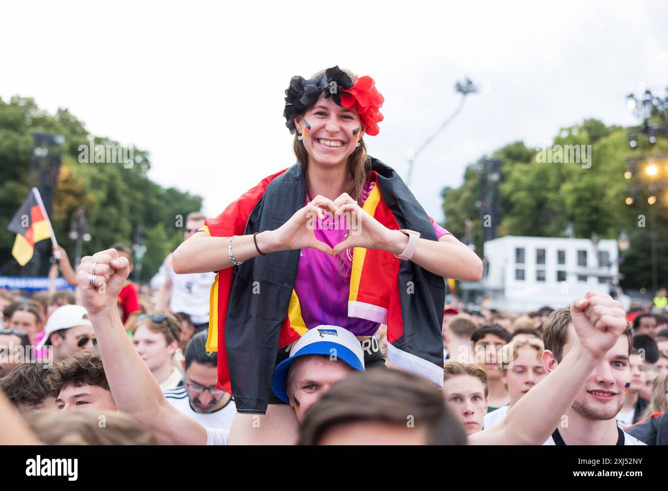 Celinda forme un cœur avec ses mains dans la zone des fans à la Brandenburg Tor lors de la manche du 16 match entre l'Allemagne et le Danemark à l'européen Banque D'Images