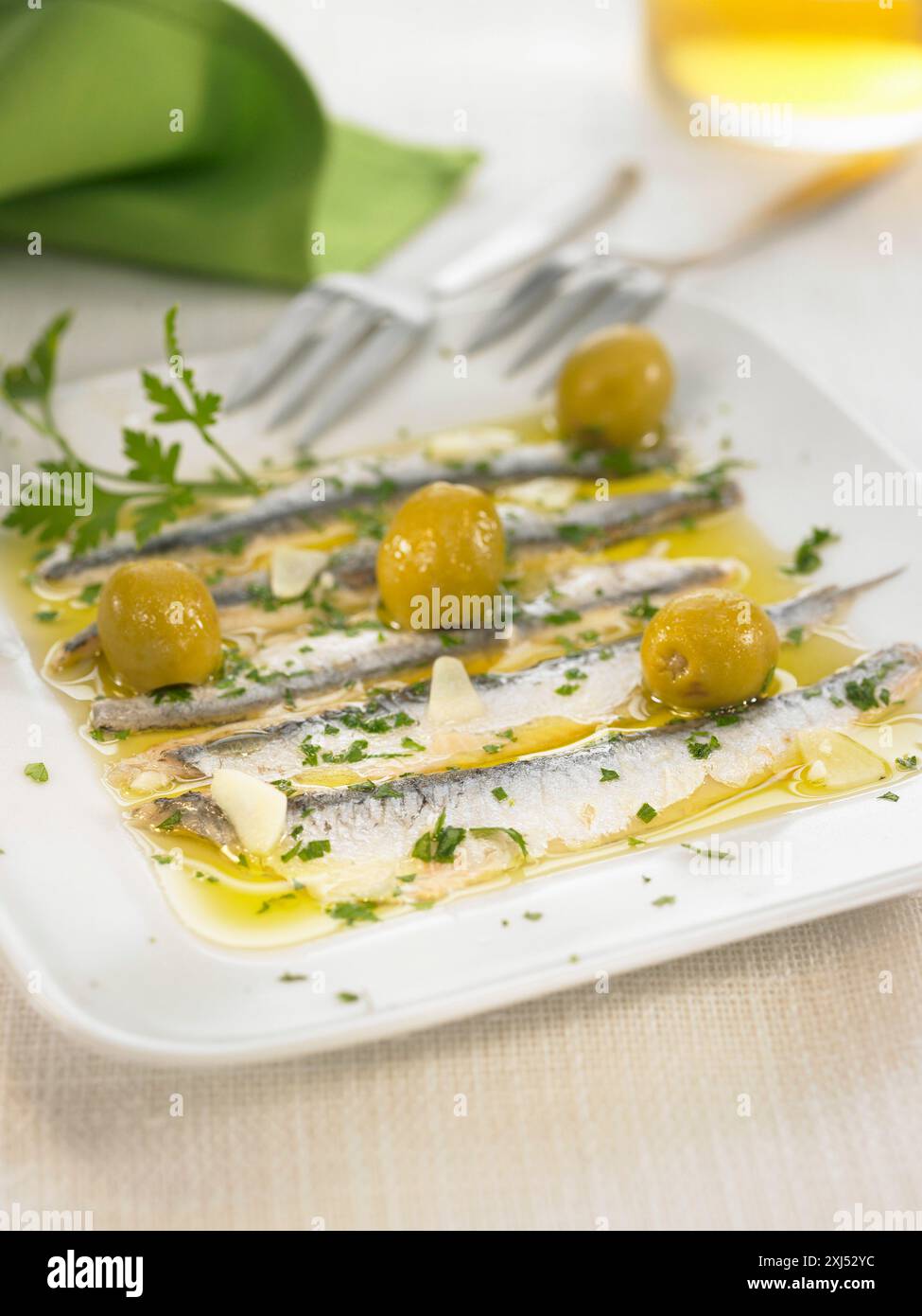 Anchois à l'ail et aux olives vertes Banque D'Images