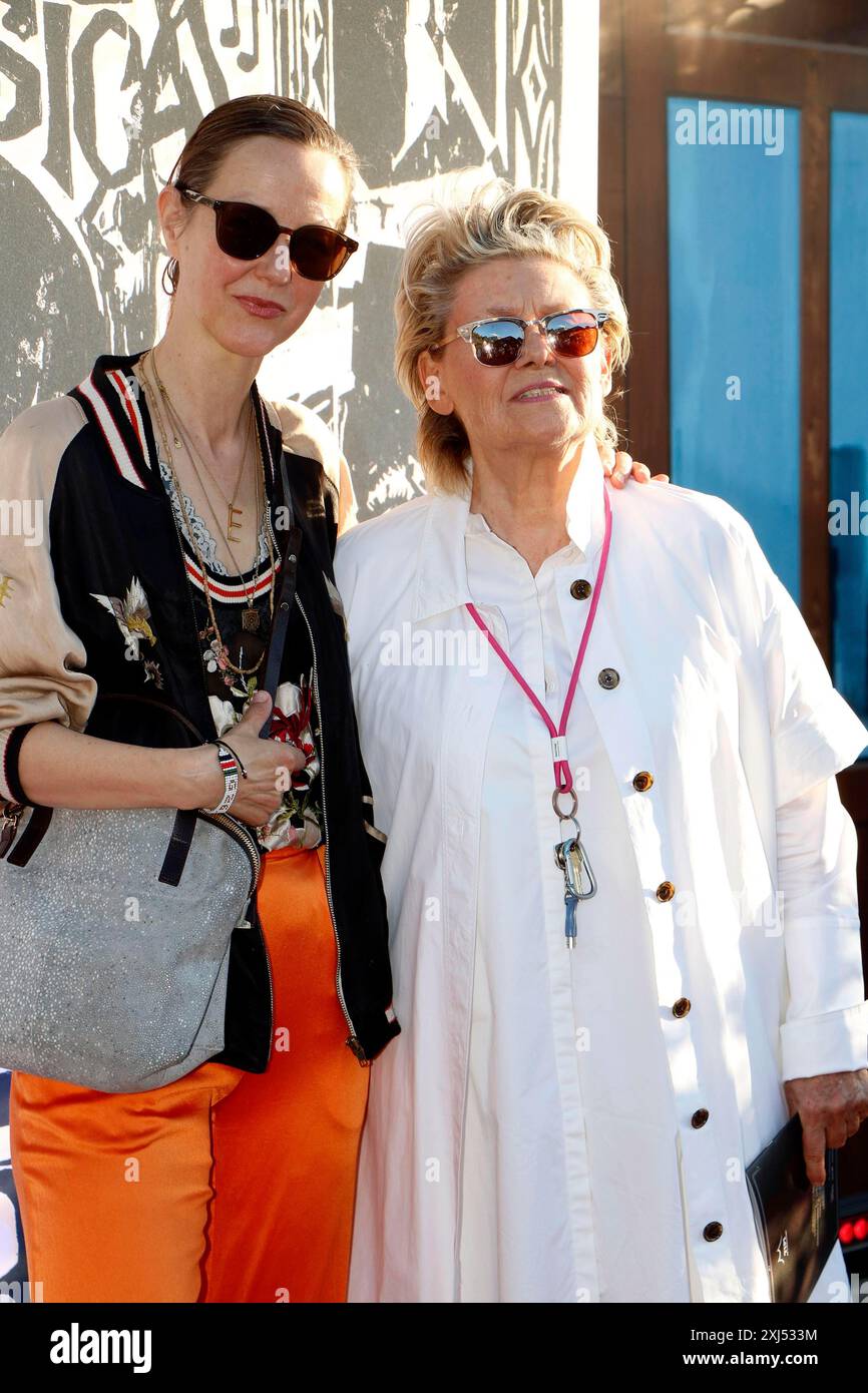 EVA Gronbach et Gitte Haenning-Johansson arrivant pour la première anniversaire du CABARET, la Berlin musical au Tipi am Kanzleramt à Berlin Banque D'Images