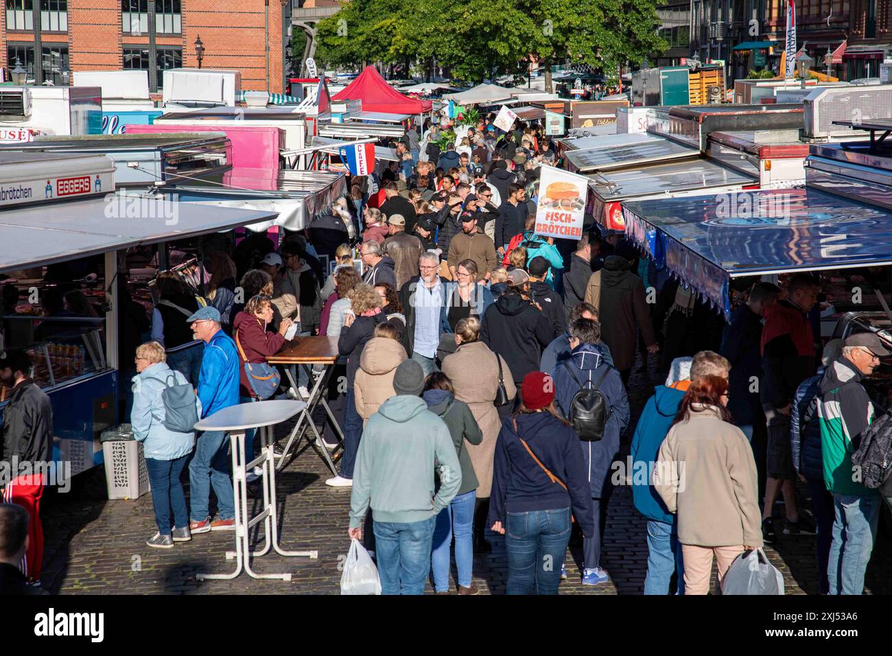 Dimanche matin au populaire Altona Fischmarkt plein de gens et d'étals mobiles ou de chariots de vendeurs dans le quartier d'Altona à Hambourg, en Allemagne Banque D'Images