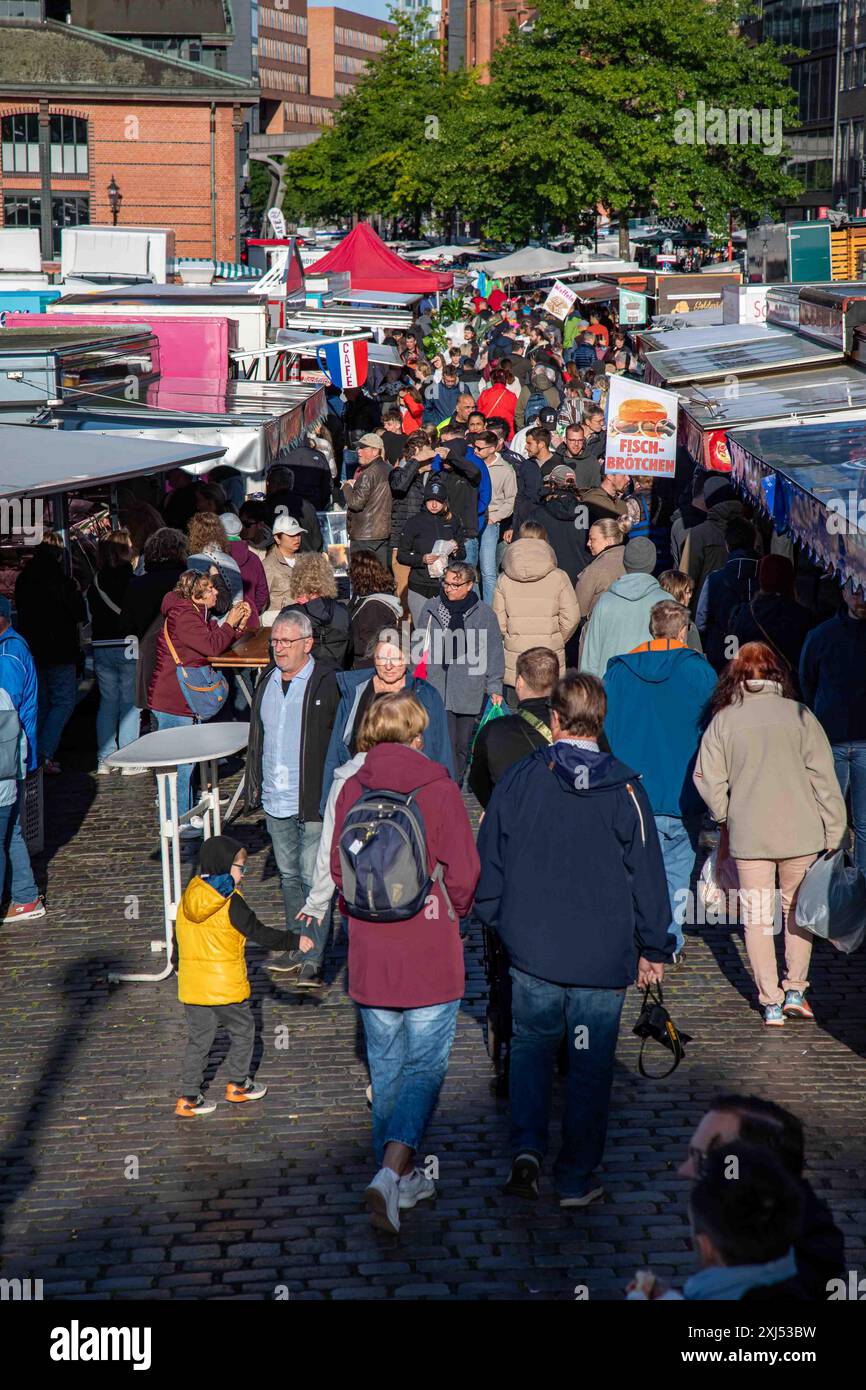 Marché bondé du dimanche au Fischmarkt dans le quartier Altona-Altstadt de Hambourg, Allemagne Banque D'Images