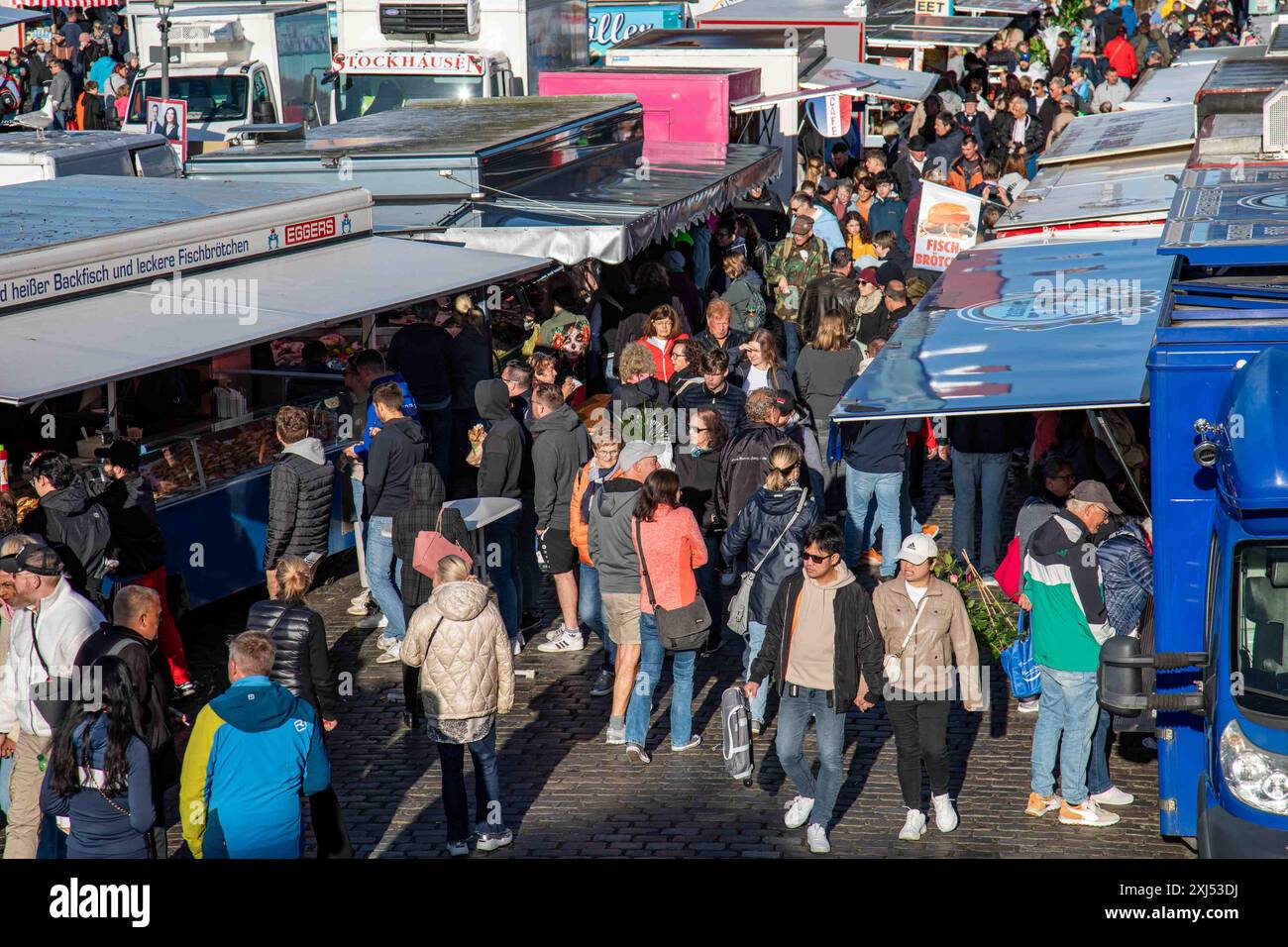 Fischmarkt bondé le dimanche matin dans le quartier Altona de Hambourg, Allemagne Banque D'Images