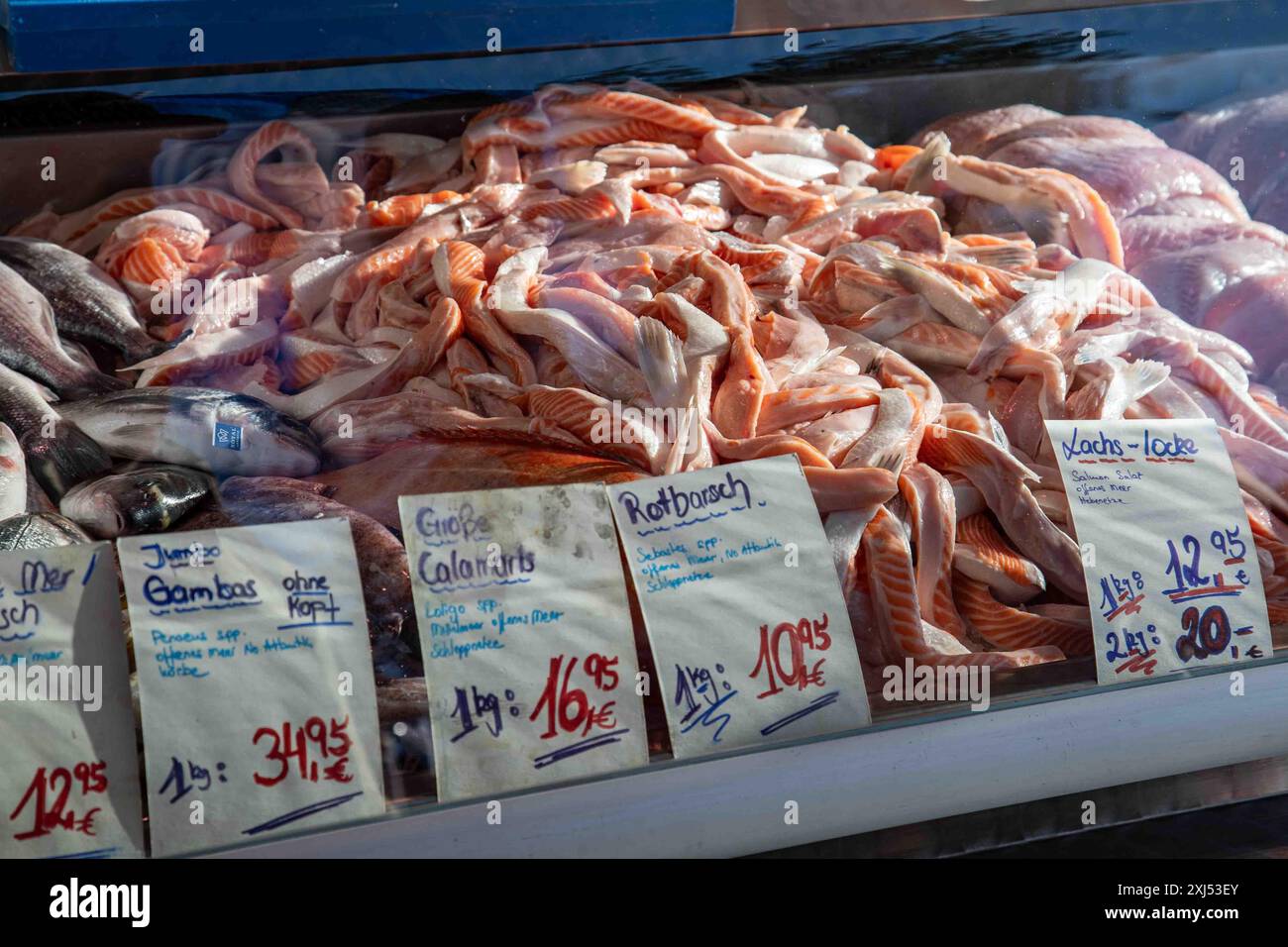 Poisson à vendre au marché du dimanche Fischmarkt dans le quartier Altona de Hambourg, Allemagne Banque D'Images