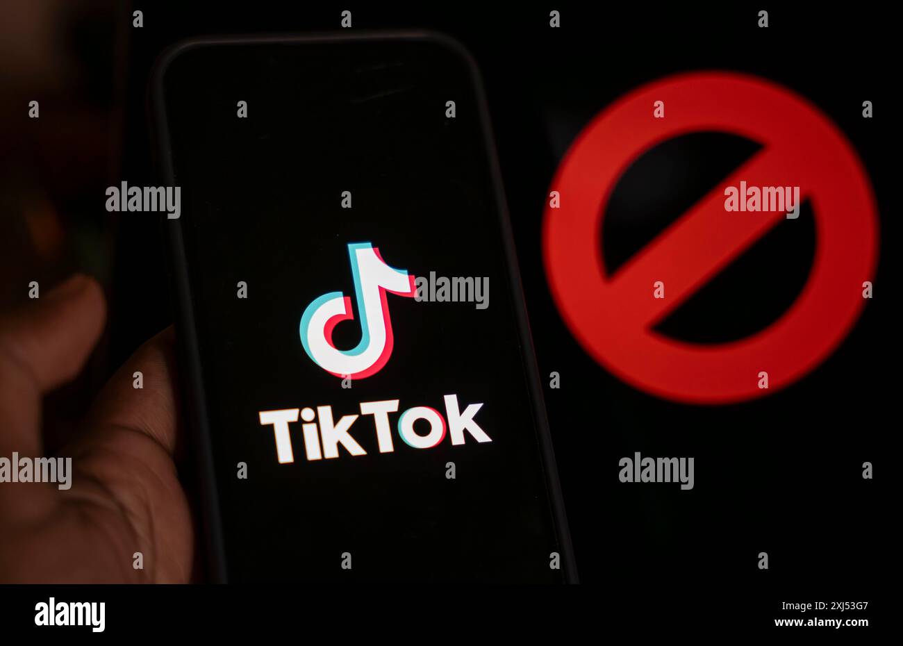 Dans cette illustration photo, le logo de TikTok est affiché sur l'écran du téléphone portable à côté du panneau d'interdiction, à Guwahati, Inde 25 avril 2024. Président AMÉRICAIN Joe Banque D'Images