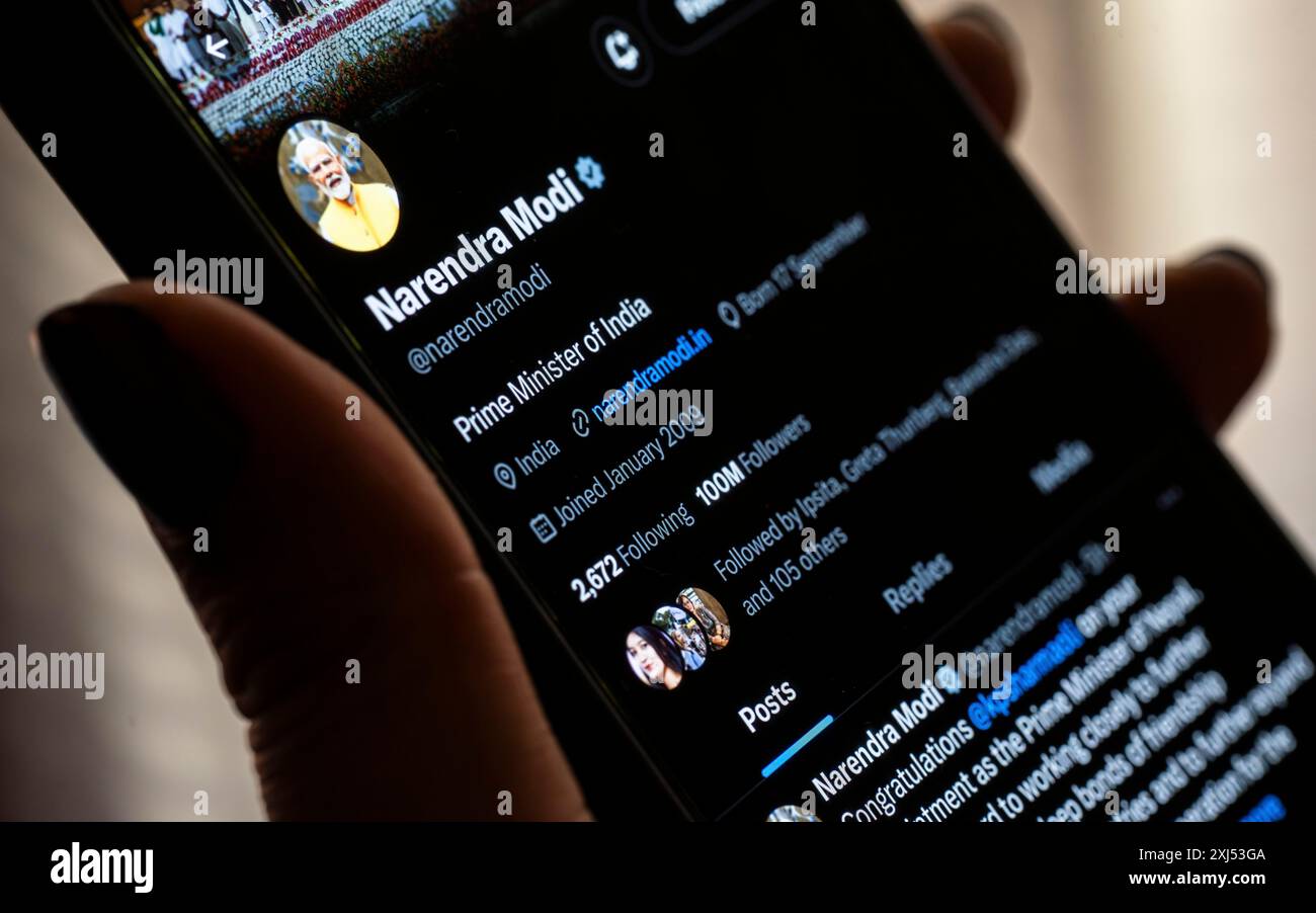Guwahati, Inde. 15 juillet 2024. Dans cette illustration photo, une personne parcourant le compte X anciennement Twitter du premier ministre indien Narendra Modi sur A. Banque D'Images