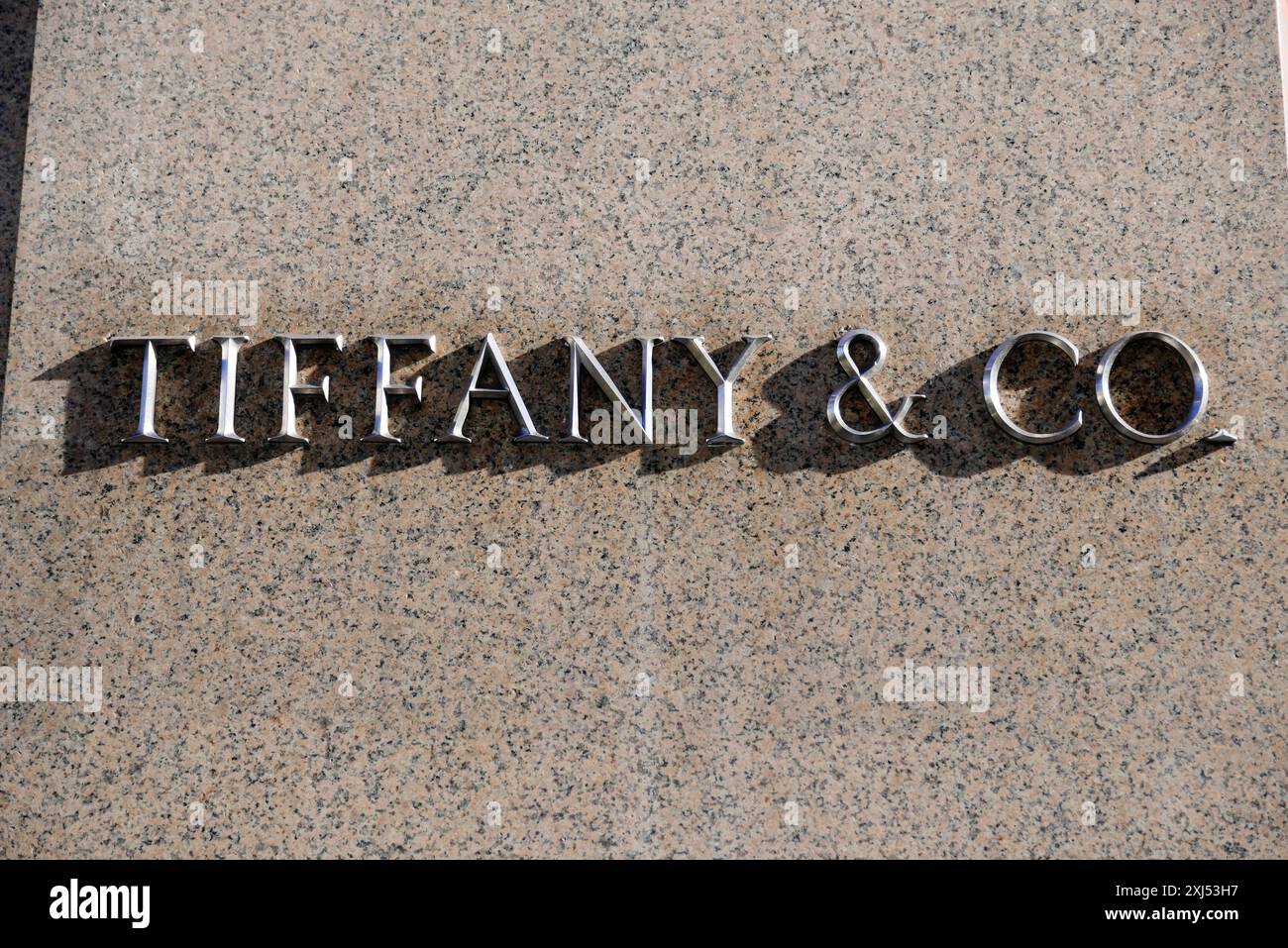 Le logo simple mais élégant de Tiffany & Co sur un mur, Manhattan, New York City, New York, USA, Amérique du Nord Banque D'Images