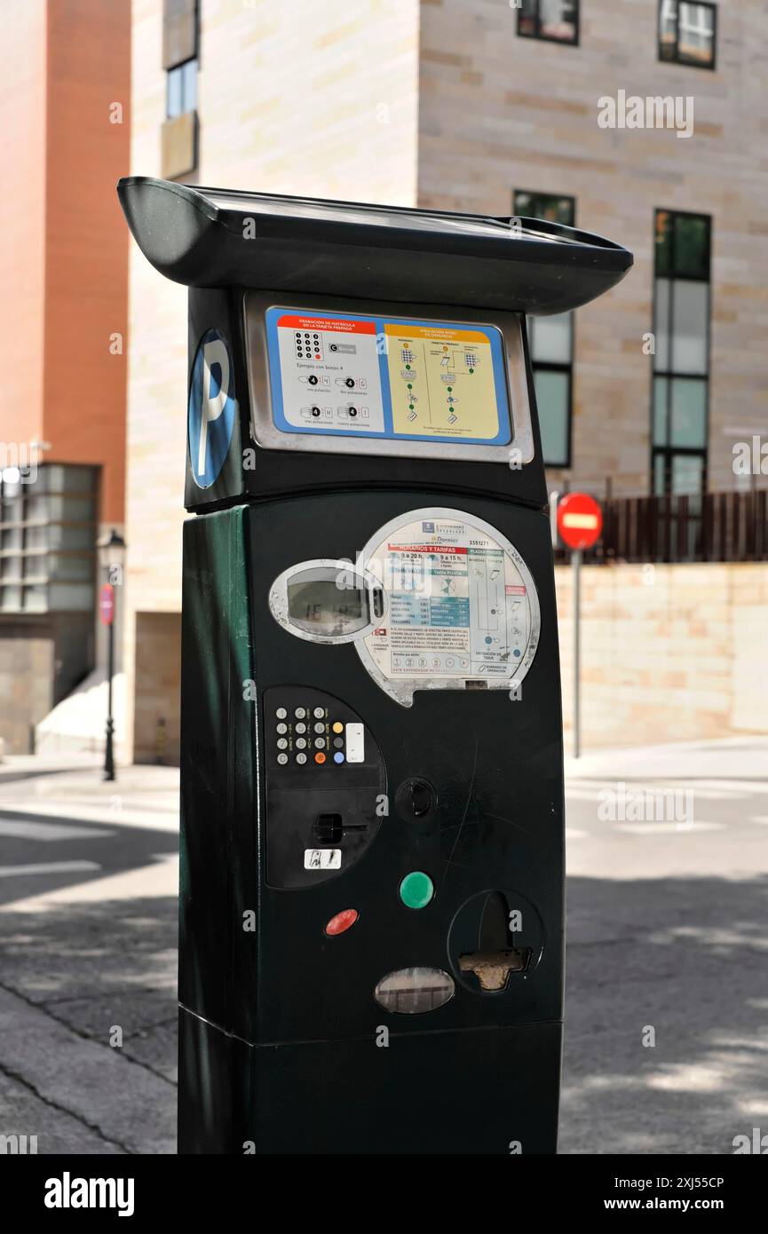 Madrid, Espagne, Europe, Un distributeur de billets de parking moderne dans un environnement urbain devant des bâtiments et un panneau de signalisation Banque D'Images
