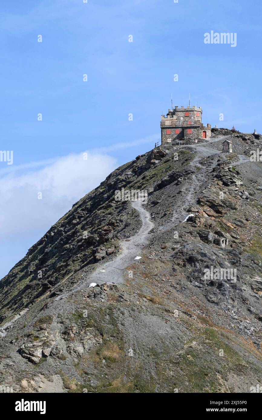 Vue sur le petit hôtel Rifugio Garibaldi au-dessus de la rampe est rampe nord montée de 2757 2758 mètres de haut col route montagne col Alpine Banque D'Images