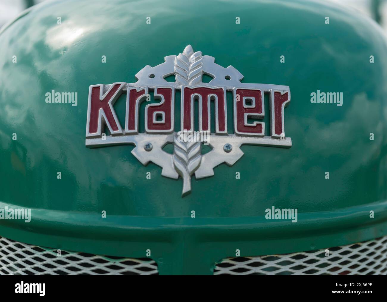 Tracteur Kramer, logo de l'entreprise, problème de tôle sur capot peint en vert, Offenbach, Dreieich, Hesse, Allemagne Banque D'Images