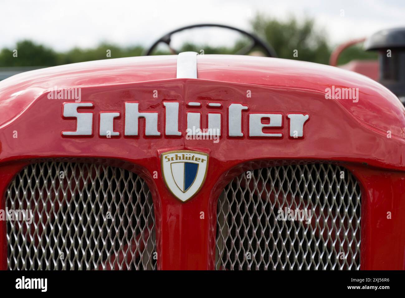 Tracteur Schlueter, lettrage et logo de la société sur le capot peint en rouge, Offenbach, Dreieich, Hesse, Allemagne Banque D'Images
