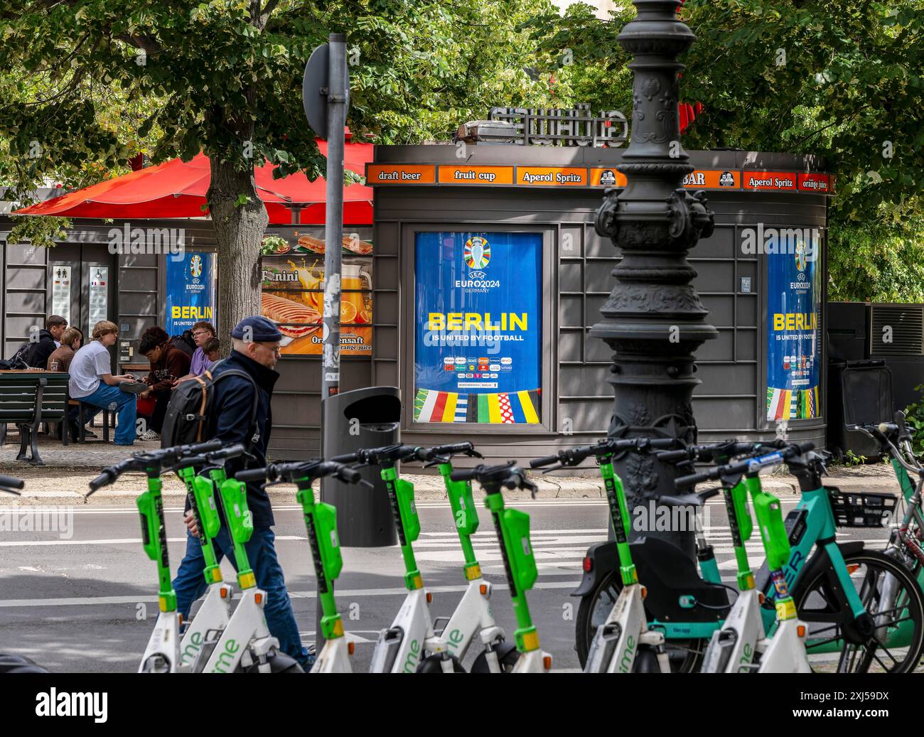 Scooters électriques garés dans la ville, Berlin, Allemagne Banque D'Images